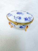 Load image into Gallery viewer, Porcelain trinket dish woth feet
